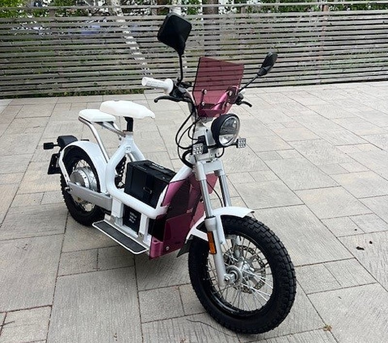 Vit elmoped CAKE Makka stulen i Gustavsberg