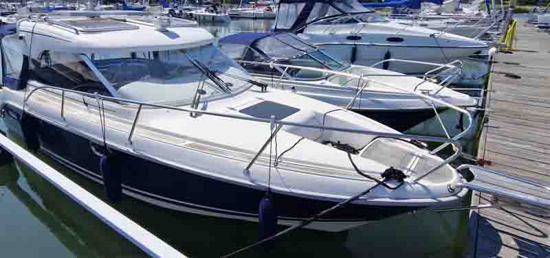 Aquador 23 HT stulen på Bullandö Marina, Stockholm