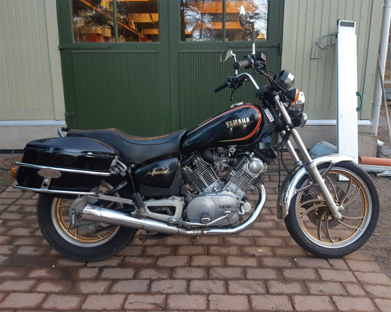 Svart Yamaha XV 750 stulen i Farsta, Stockholm