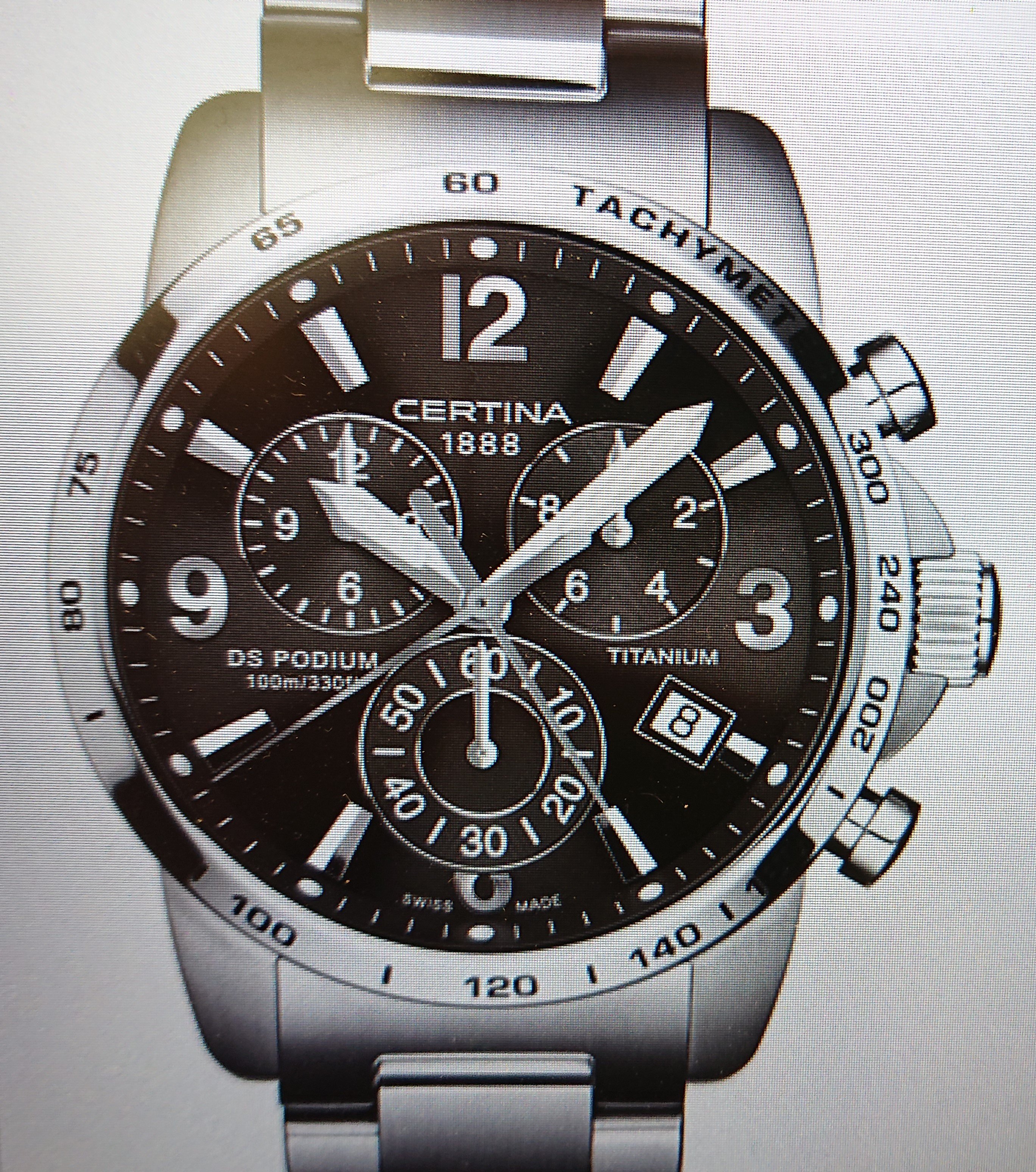 Polisen söker information om två klockor.