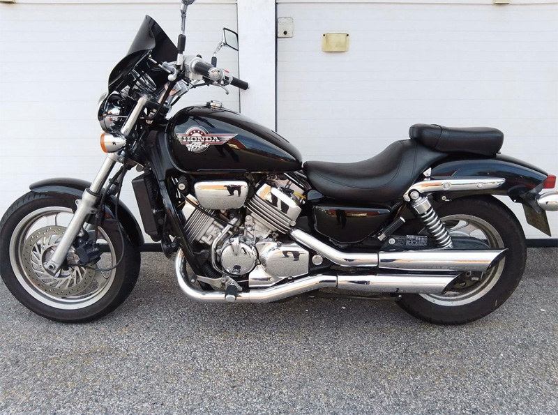 Svart Honda VF 750 C Magna stulen i Trångsund söder om Stockholm