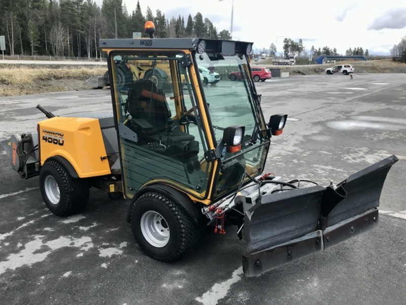 Gul redskapsbärare BELOS Transpro 4560 stulen i Bro nordväst om Stockholm