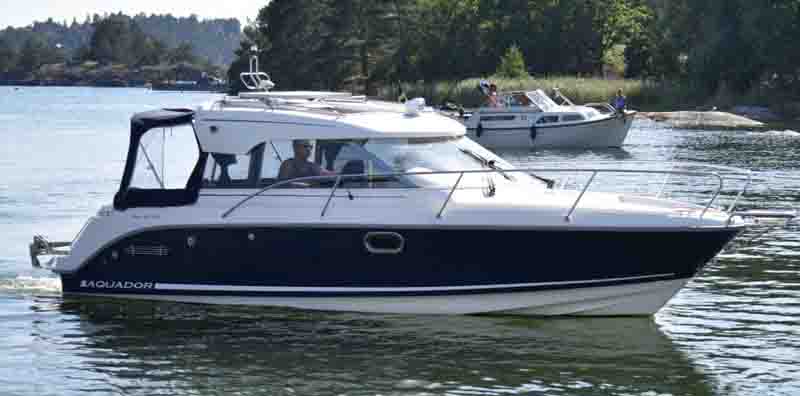 Aquador 23 HT stulen på Bullandö Marina, Stockholm