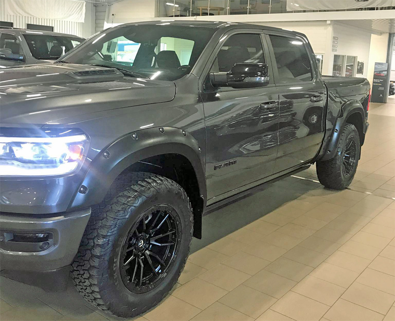 Mörkgrå RAM 1500 Crew Cab Laramie Night Edition stulen utanför Hjo