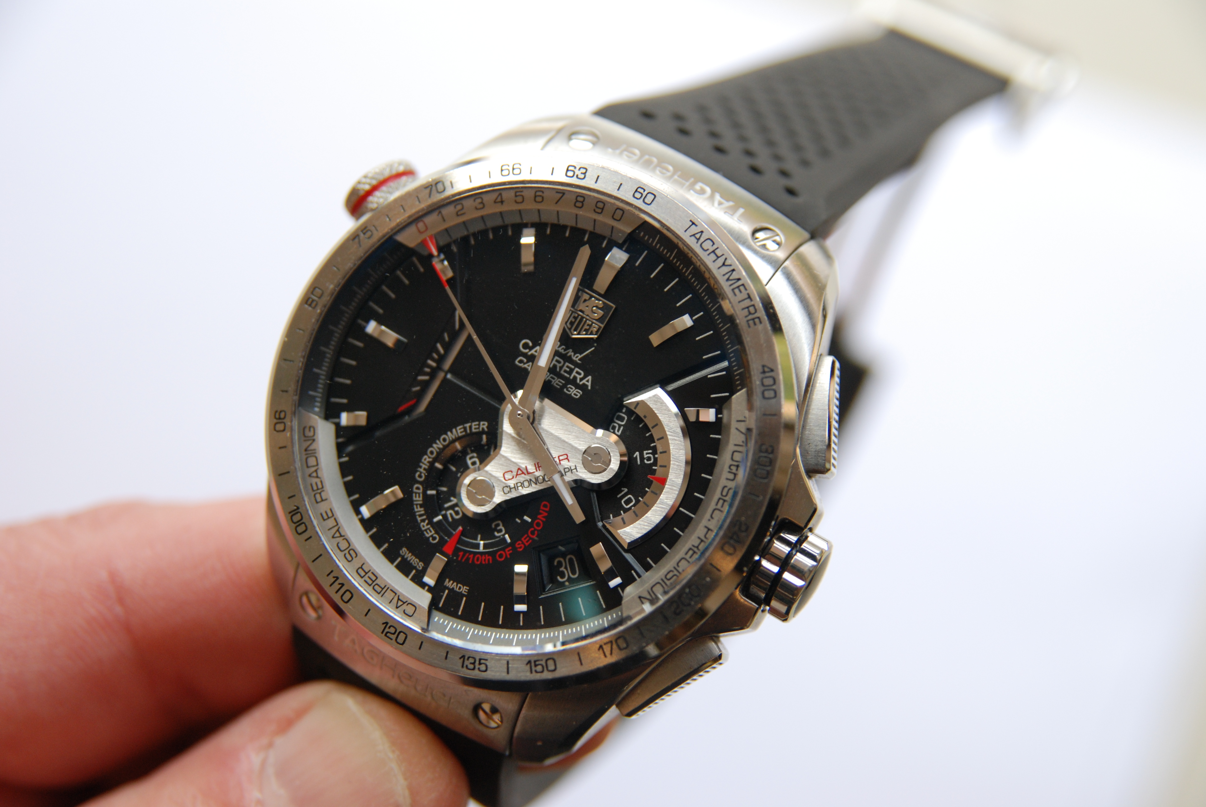 Polisen söker information om två klockor.