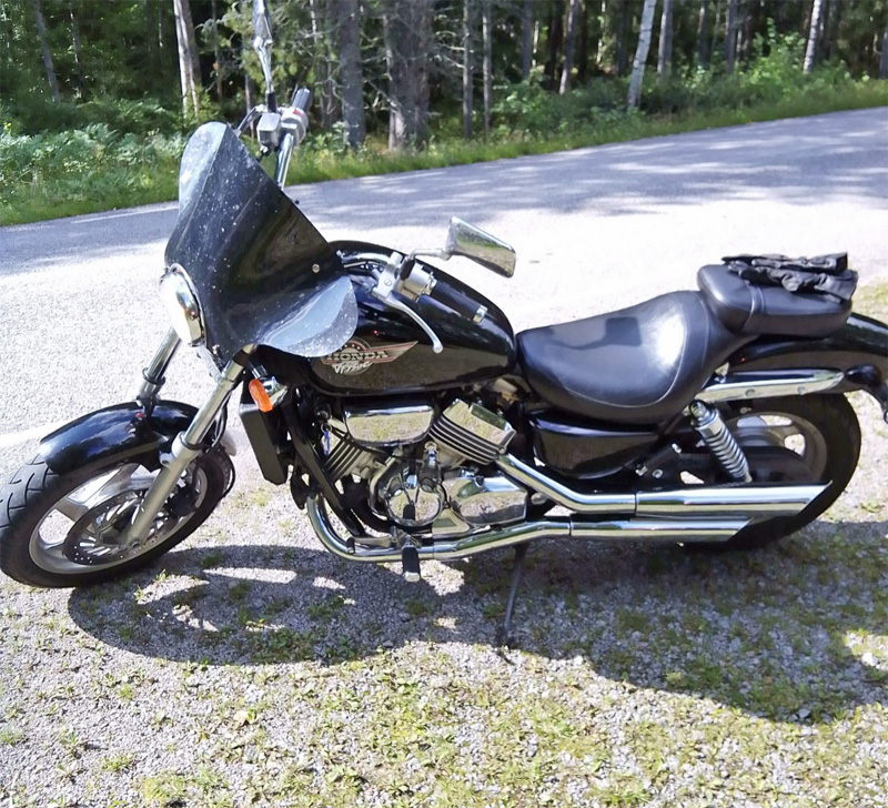 Svart Honda VF 750 C Magna stulen i Trångsund söder om Stockholm