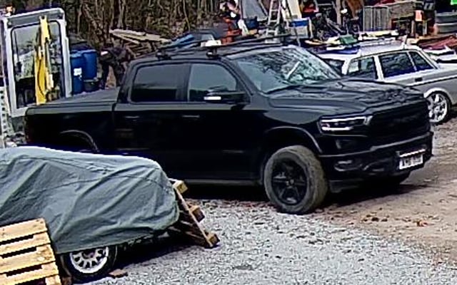 Svart RAM 1500 Crew Cab Limited Night stulen i Ransta mellan Sala och Västerås