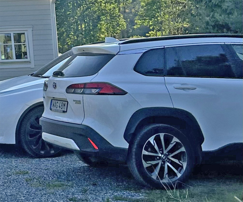 Vit Toyota Corolla Cross Hybrid stulen i Upplands Väsby norr om Stockholm