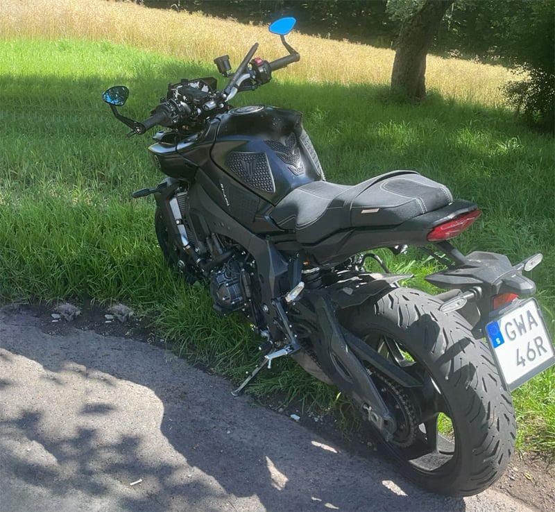 Svart Yamaha MT-10 stulen i Ljungby