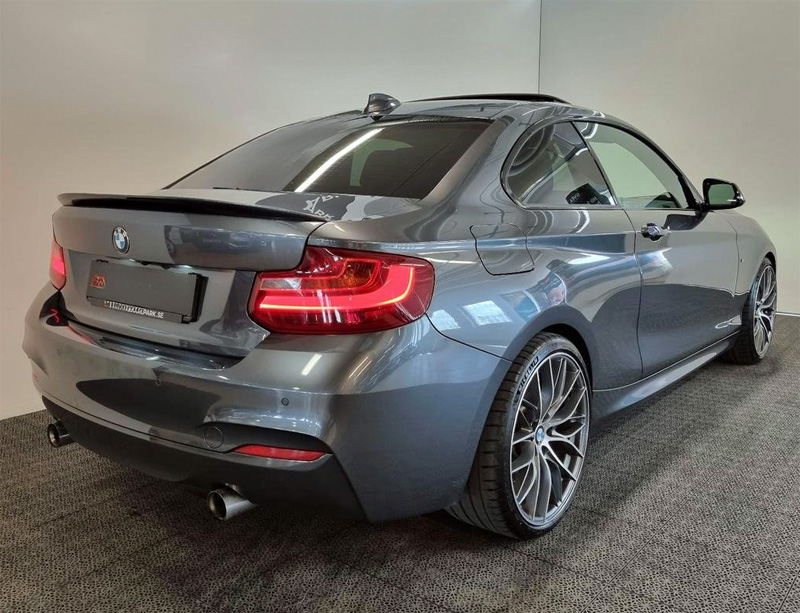Grå metallic BMW M235i Coupe stulen utanför Bälinge norr om Uppsala