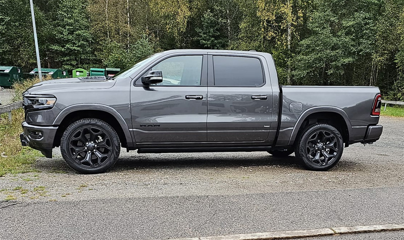 Grå metallic RAM 1500 Crew Cab Limited stulen i Laxå sydväst om Örebro