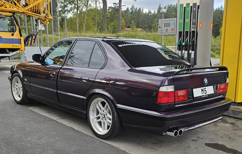 Daytonaviolett BMW M5 3,8 E34 stulen i Bro mellan Stockholm och Enköping