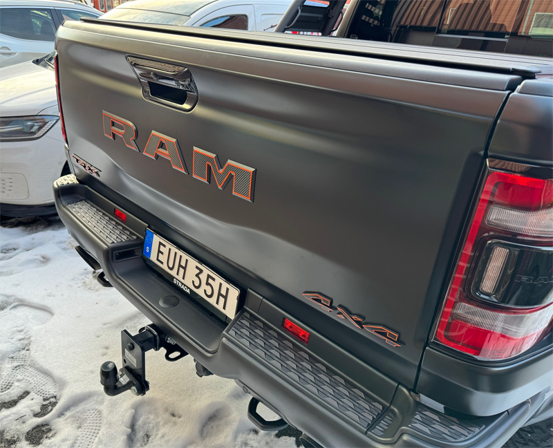 Svart RAM 1500 TRX Crew Cab stulen i Kumla utanför Örebro