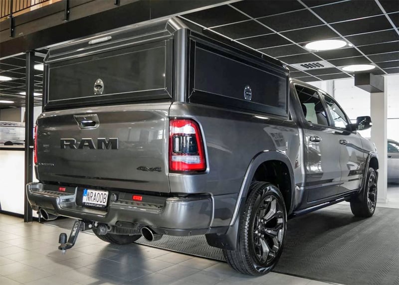 Grå metallic RAM 1500 Crew Cab Limited Night Edition stulen söder om Enköping