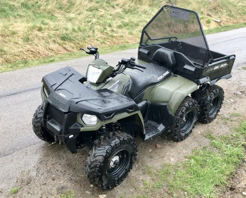 Grön sexhjuling Polaris Sportsman Big Boss 6X6 stulen i Vårgårda