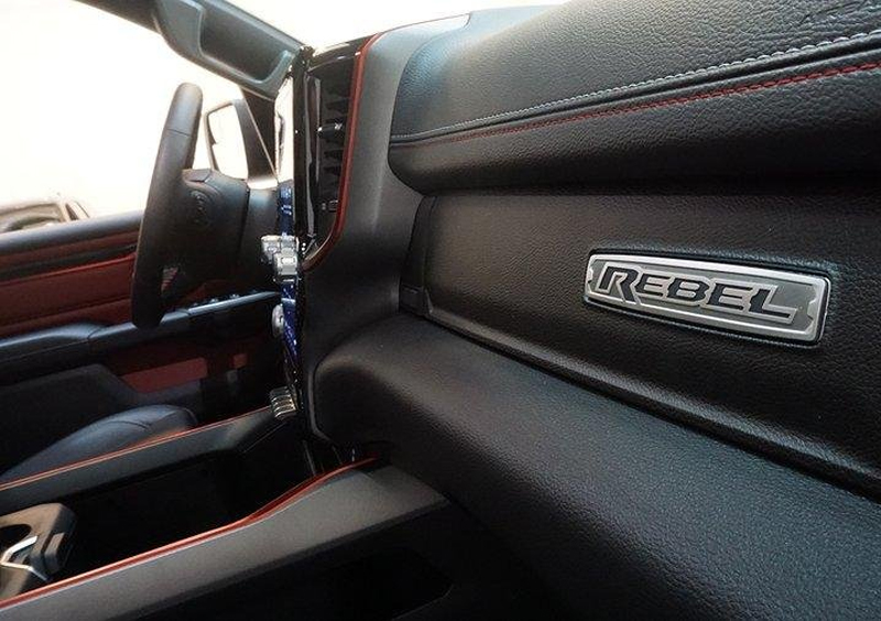 Grå metallic RAM 1500 Crew Cab Rebel stulen i Hässelby, Stockholm