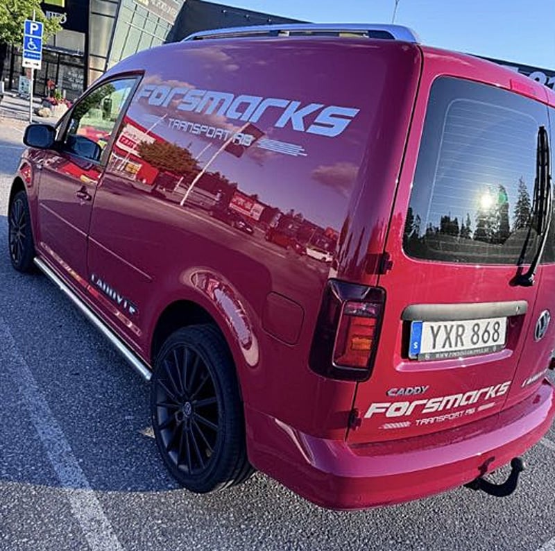 Röd Volkswagen Caddy R stulen i Håga industriområde Västerhaninge