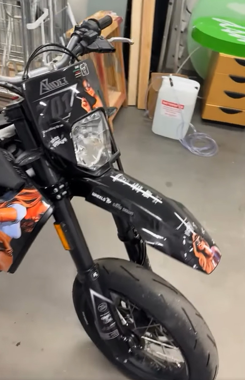 Svart Husqvarna 701 Supermoto med Grand Theft Auto dekaler stulen i Alingsås