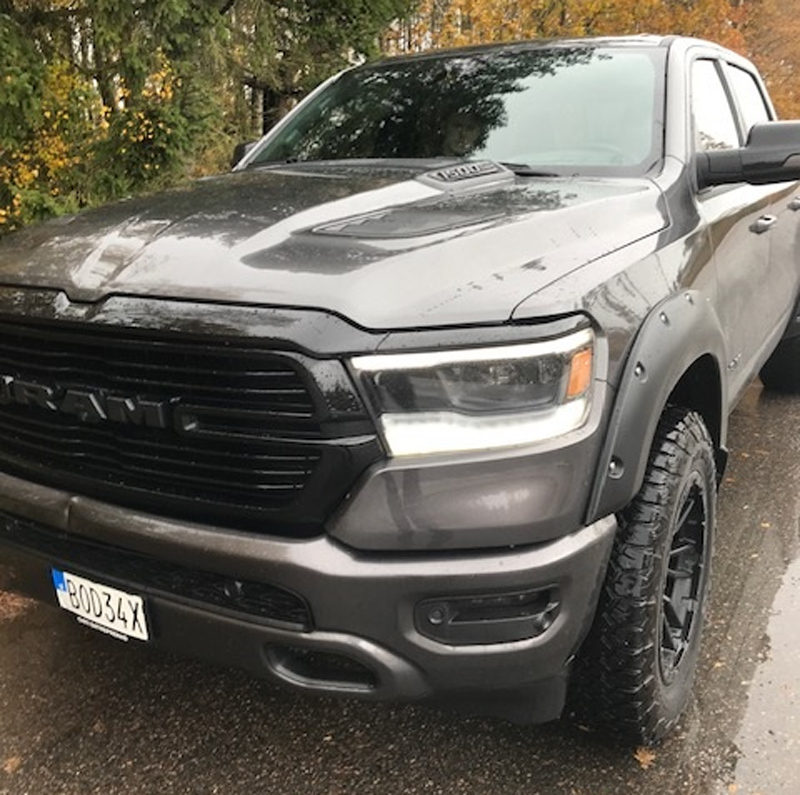 Mörkgrå RAM 1500 Crew Cab Laramie Night Edition stulen utanför Hjo