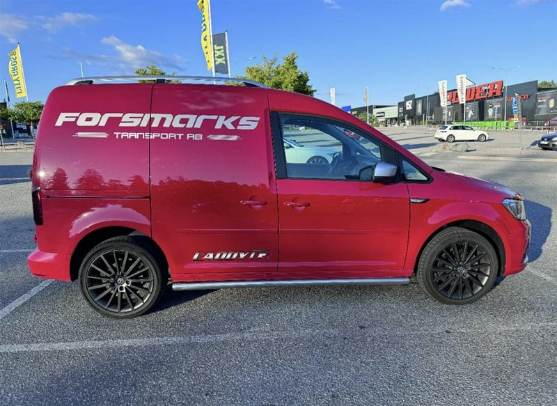 Röd Volkswagen Caddy R stulen i Håga industriområde Västerhaninge