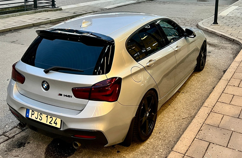 Silvermetallic BMW M140i stulen i Barkarbystaden Järfälla