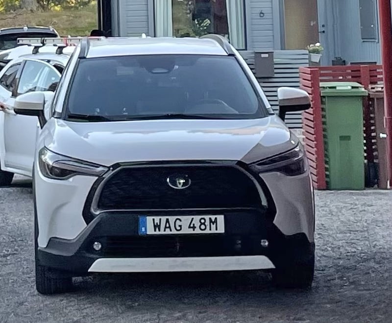 Vit Toyota Corolla Cross Hybrid stulen i Upplands Väsby norr om Stockholm