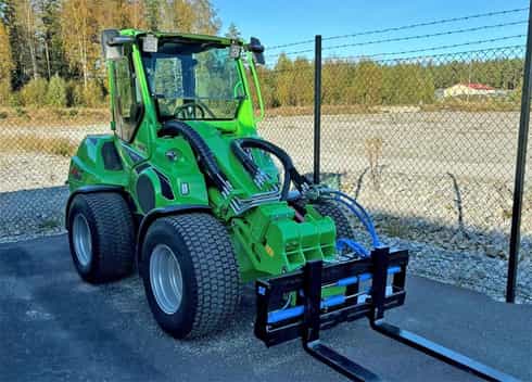 Grön kompaktlastare Avant 860i stulen i Tullinge söder om Stockholm