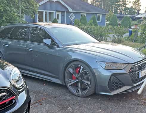 Grå metallic Audi RS6 Avant Performance Quattro stulen i Stäket nordväst om Stockholm